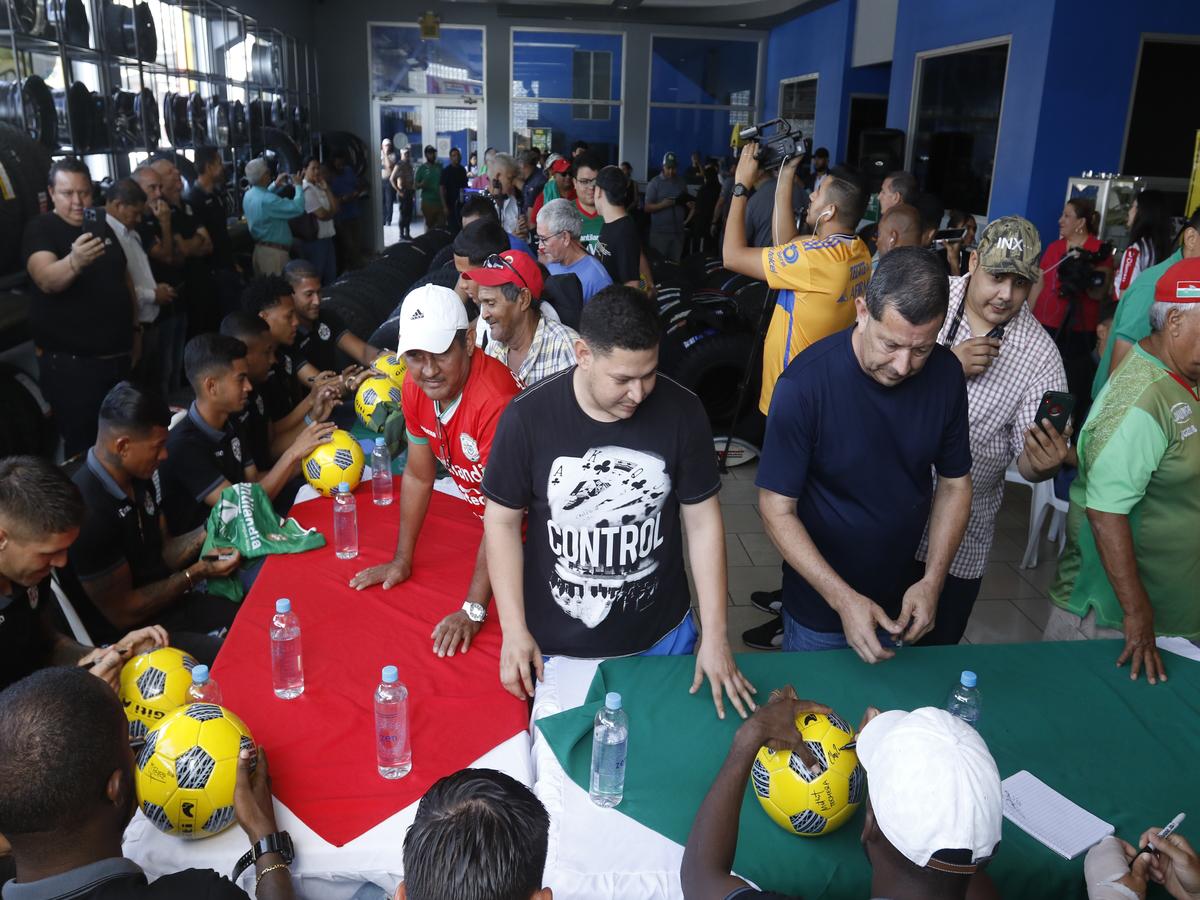 Llantilandia patrocinador oficial del Marathon organiza firma de autógrafos