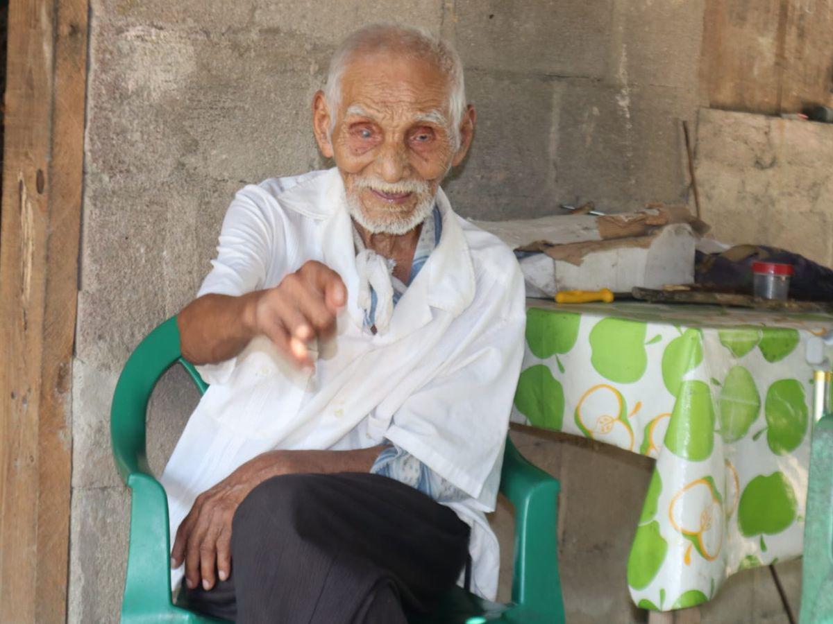 Abuelito de 106 años pide a Xiomara Castro ayuda para que le vuelvan a conectar la luz