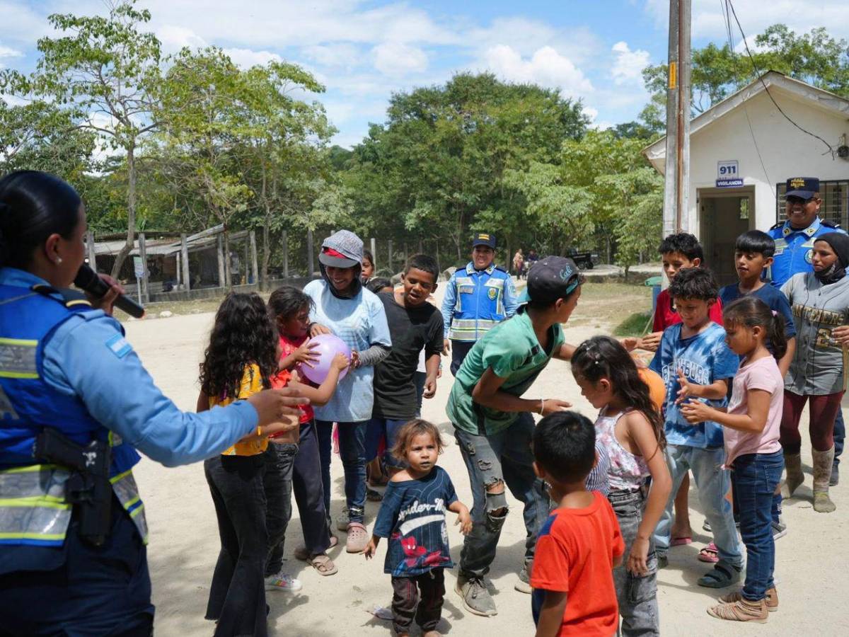 Policías dan un día de magia a  niños en el crematorio municipal de San Pedro Sula