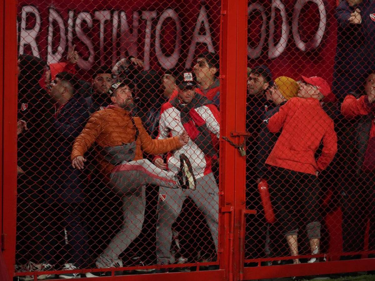 Imágenes sensibles: pelea de barras de Independiente y U de Chile deja heridos de gravedad