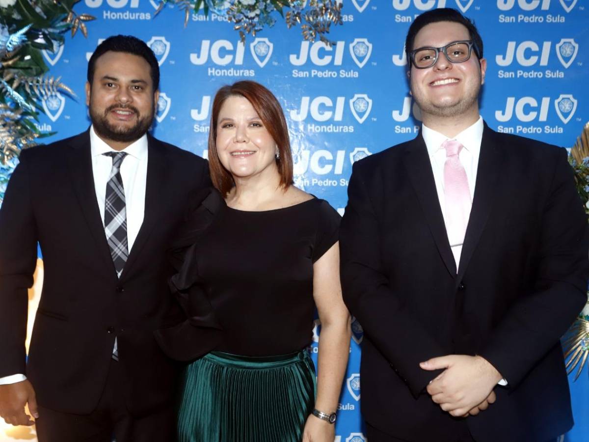 Roger D. Valladares recibe galardón por la JCI San Pedro Sula