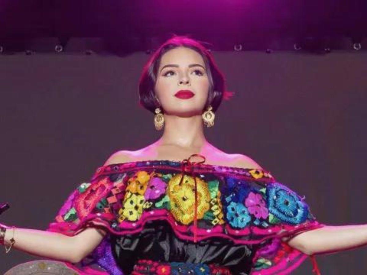 Ángela Aguilar molesta abandona escenario en pleno concierto