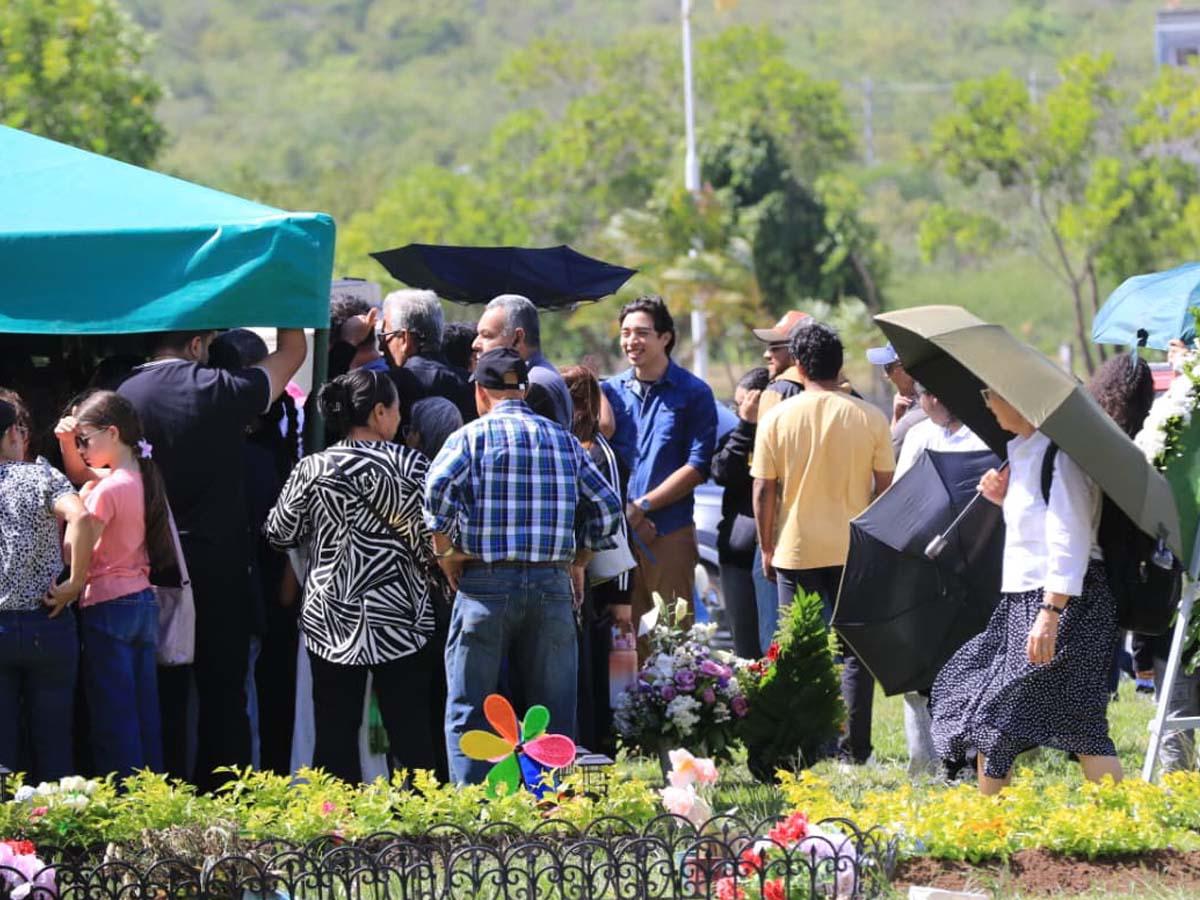Dan último adiós a Claudia Suyapa, víctima del derrumbe en cerro de Loarque