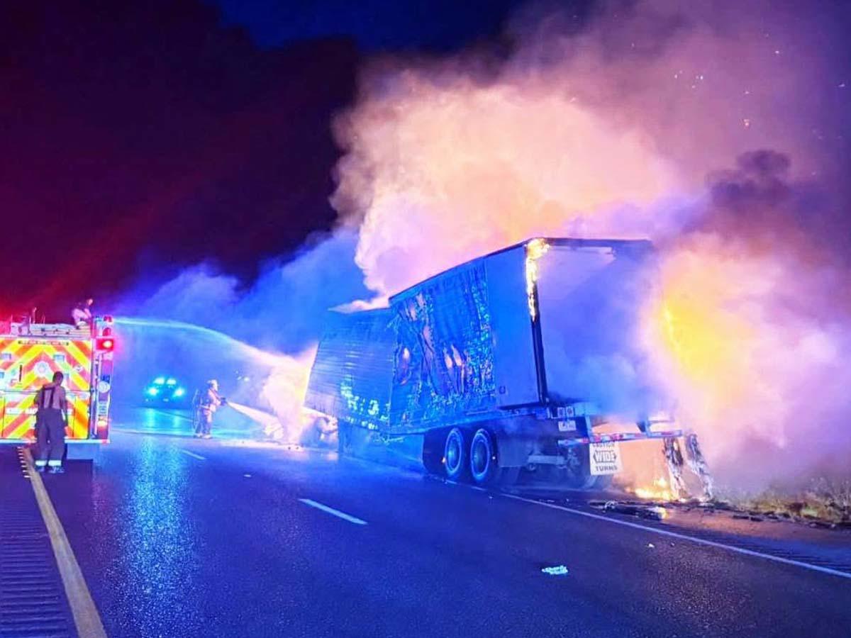 Rescatan a 39 migrantes de tráiler en llamas tras persecución policial en Texas