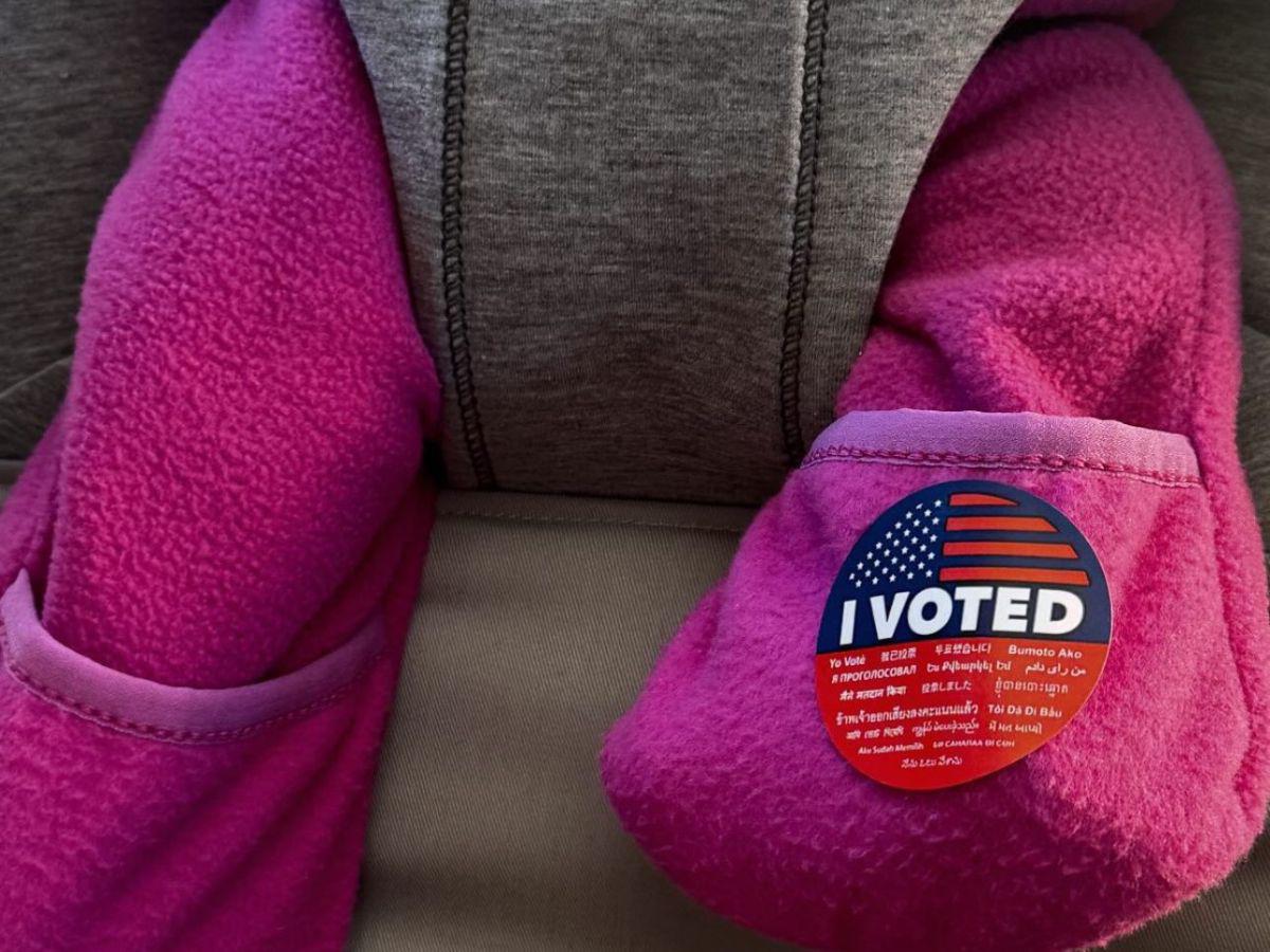 Hailey Bieber comparte la primera foto de su hijo desde su nacimiento para animar a votar