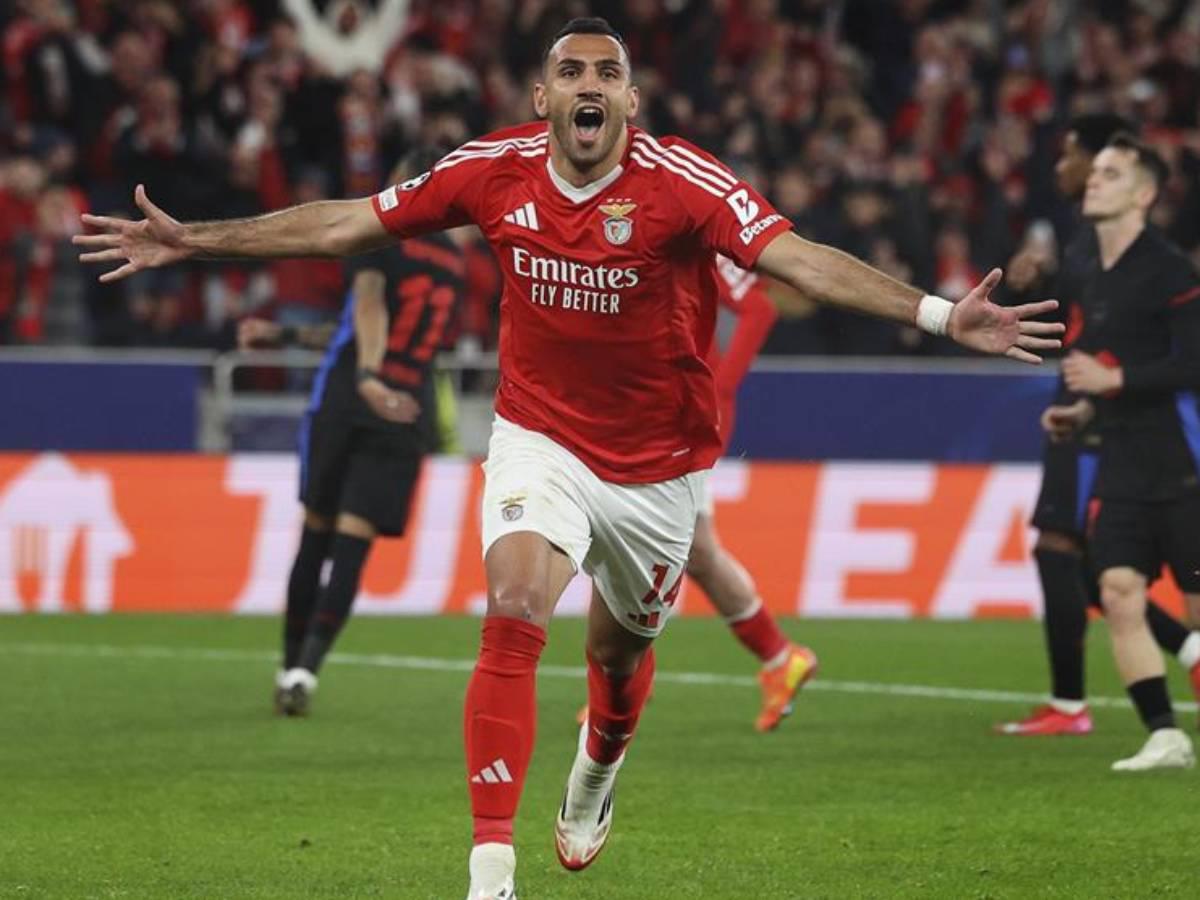 Pavlidis se destapó con un hat-trick en el Benfica vs Barcelona.