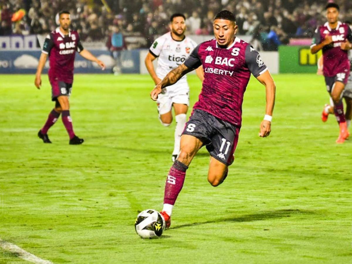 Jugador costarricense es descubierto siéndole infiel a su esposa