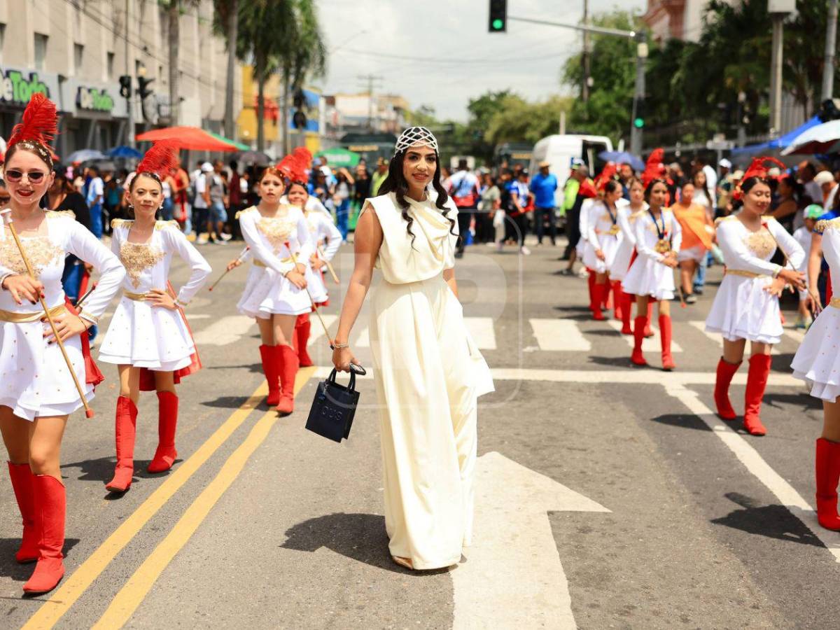 Sorpresivo saludo, abuela abnegada y guapa maestra: lo que no se vio de los desfiles en Honduras