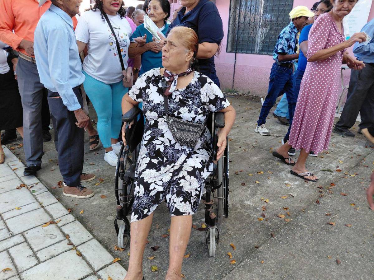 Los adultos mayores votan desde muy temprano en Honduras