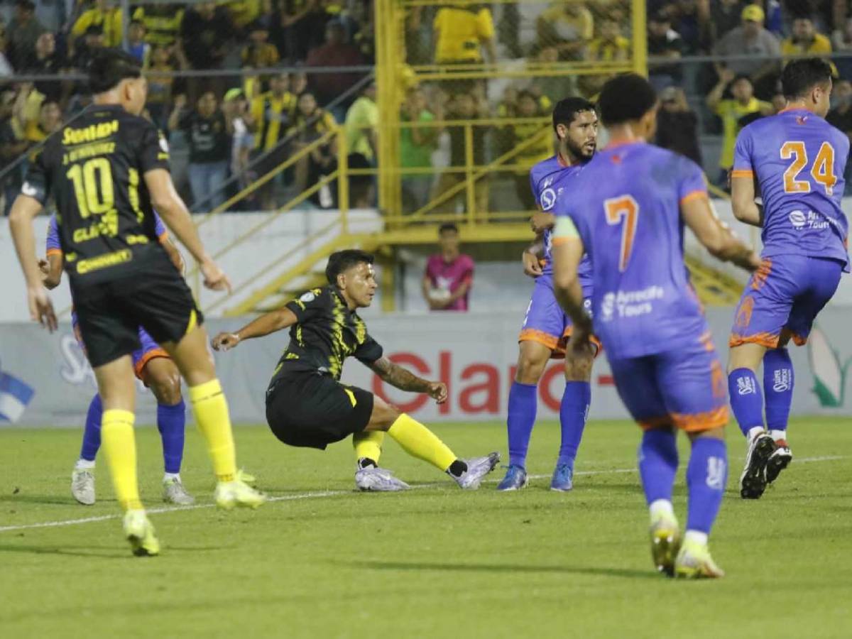 Alegría del Real España, chicas, susto con jugador y gesto de Jeaustin