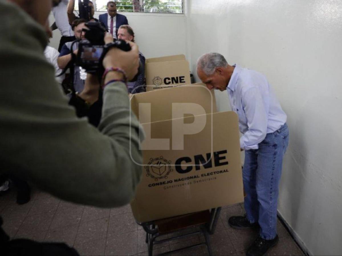 Hizo fila y “activó la racha”, así votó Nasry Asfura en la UPNFM