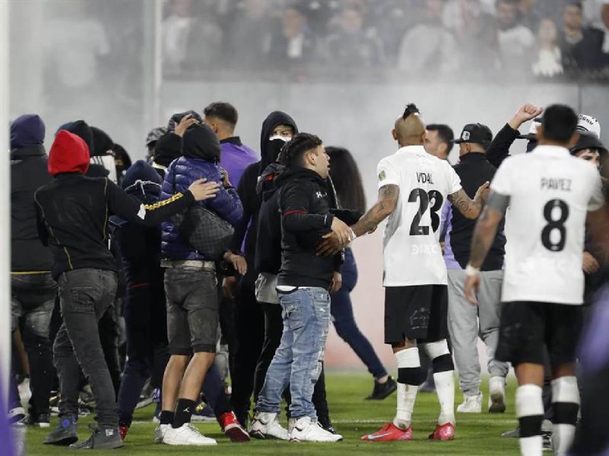 Tragedia: Muertos, avalancha, invasión en pleno partido y suspensión