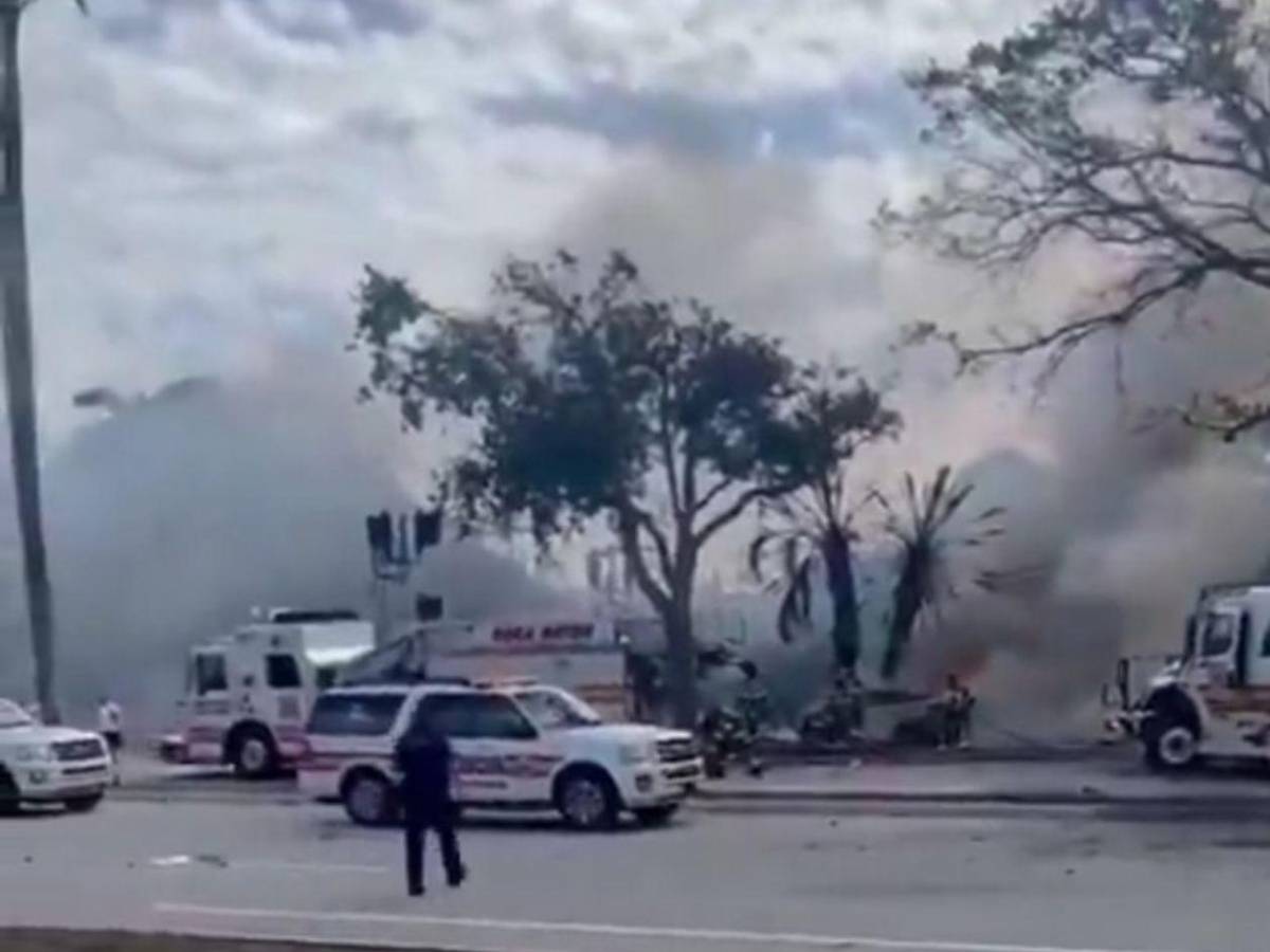 Avioneta se estrella en una transitada avenida en Boca Ratón, Florida