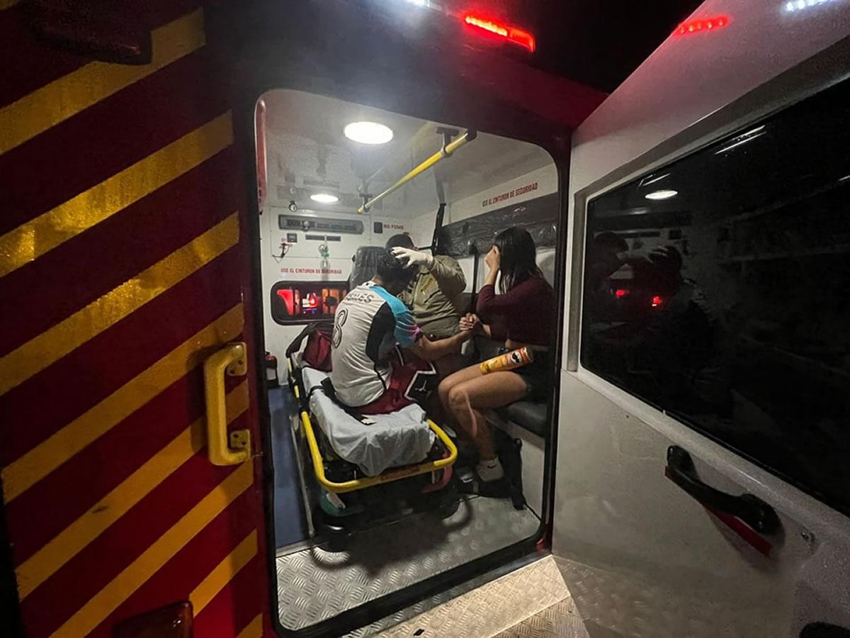 El cuerpo de bomberos asistió al futbolista del Marathón por las heridas que sufrió en el rostro.