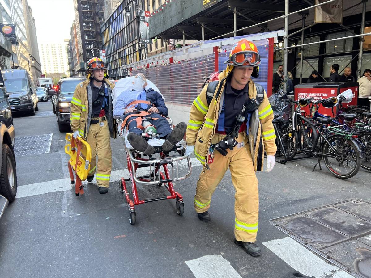 Un muerto y 4 heridos al derrumbarse un edificio de 4 pisos en Nueva York