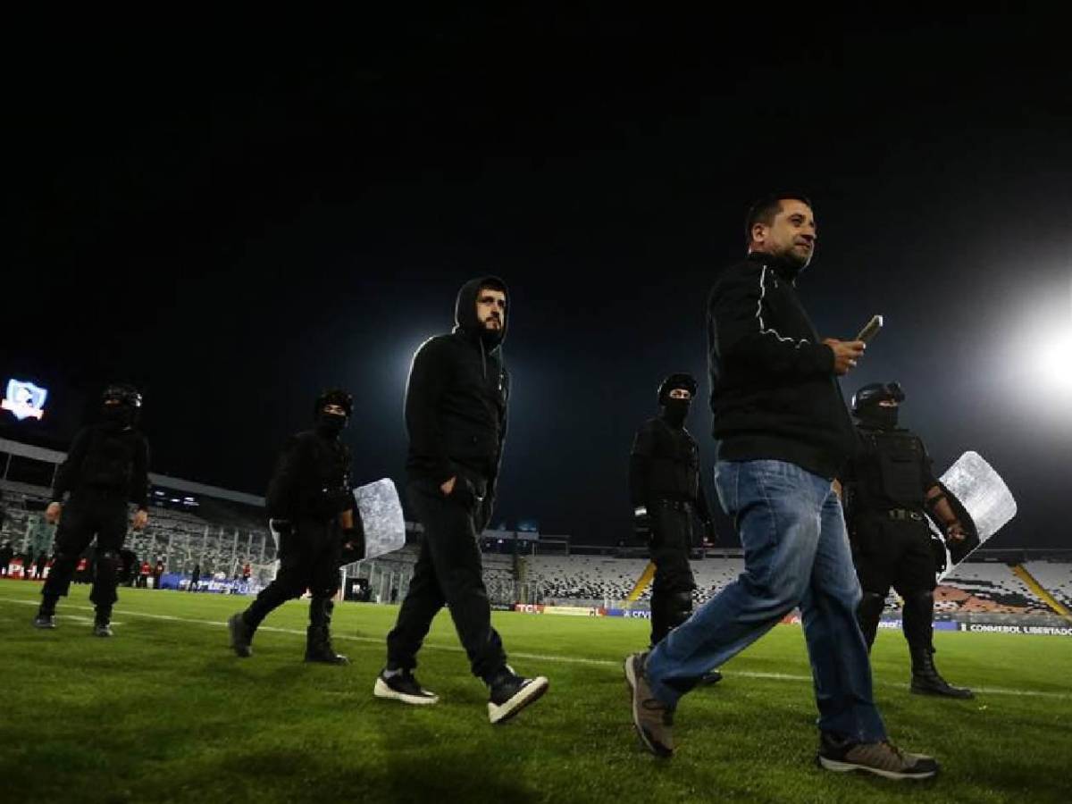 Tragedia: Muertos, avalancha, invasión en pleno partido y suspensión