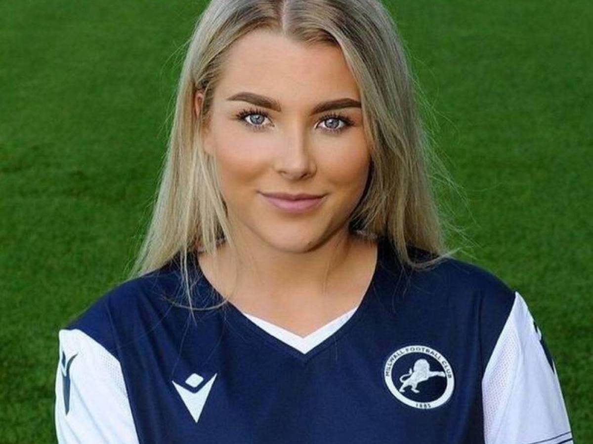 La expulsaron por un video polémico y ahora vuelve al fútbol como millonaria