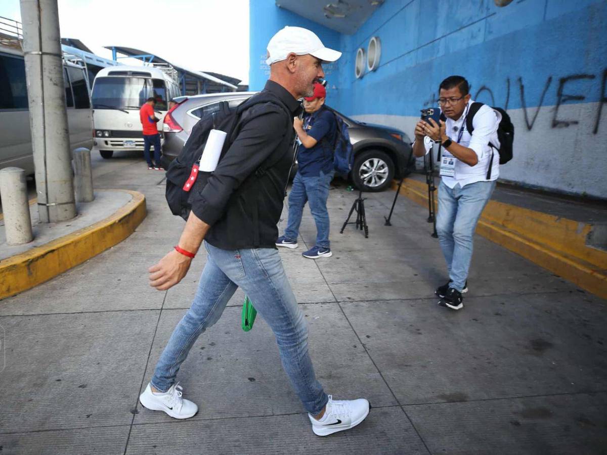 Fotos: gran ambiente, chicas e infiltrados en el Olimpia vs Platense