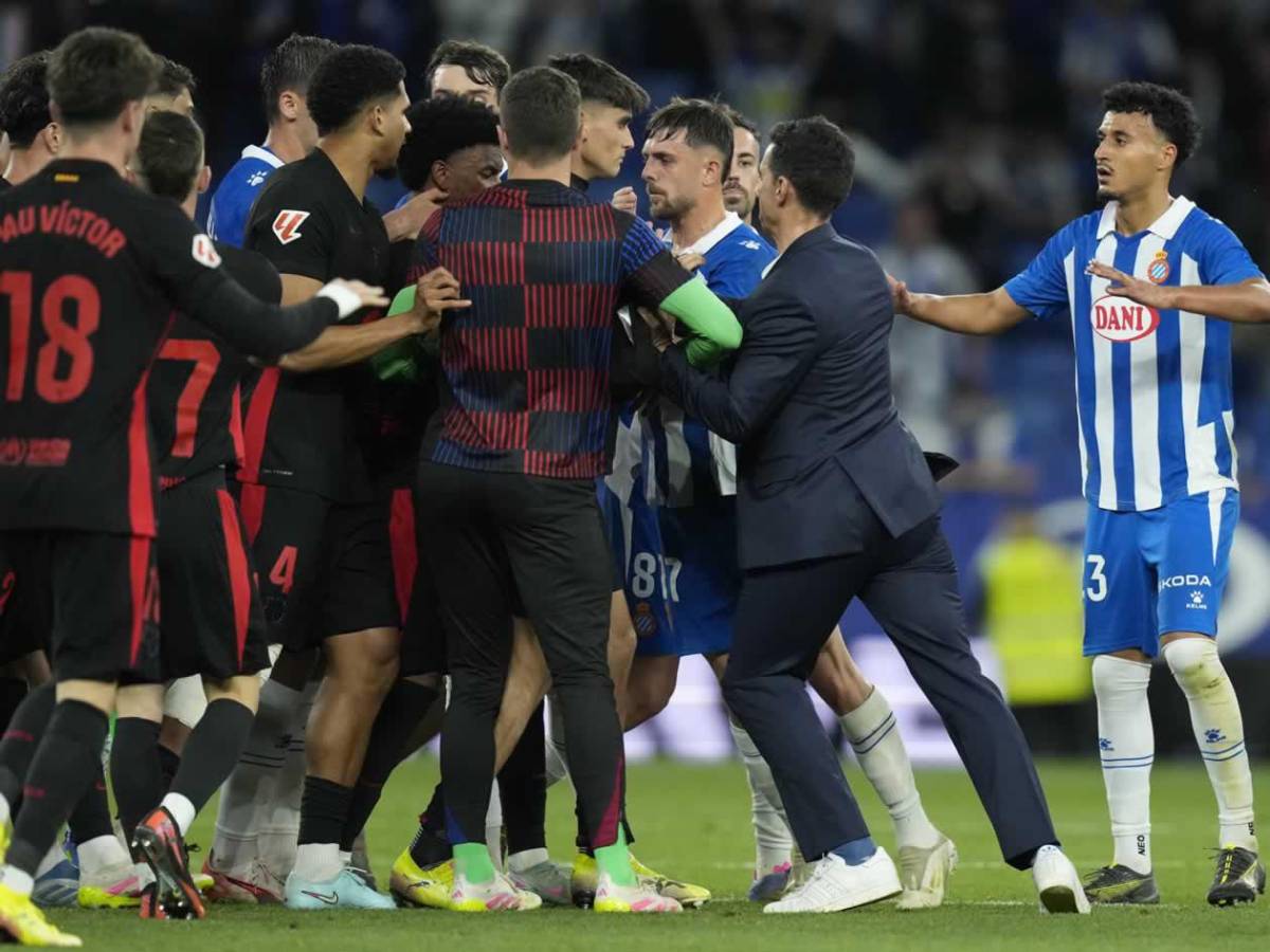 Barcelona campeón festeja, Espanyol encendió aspersores, bronca y la orden de Flick