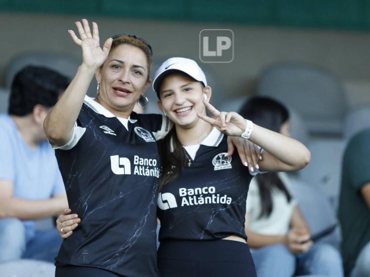 Aficionado disfrazado de jeque, bellas chicas y ambientazo en el Francisco Morazán