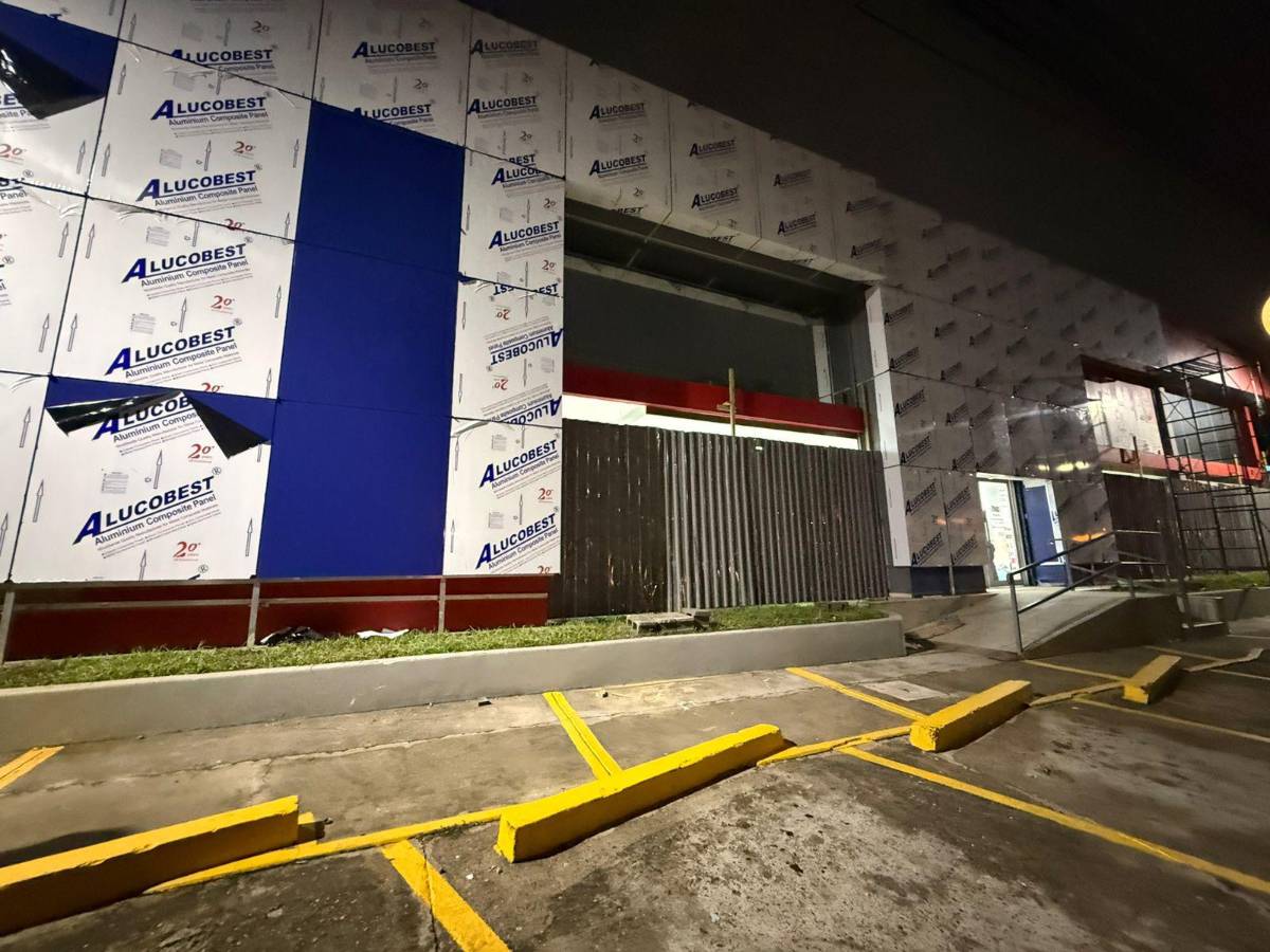 Sampedranos protegen sus negocios con láminas antes de las elecciones generales