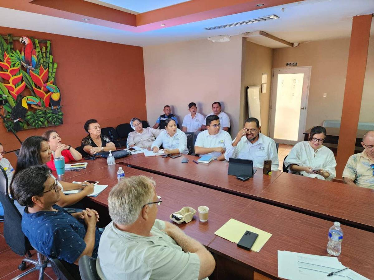 Crucero Le Dumon-d’Urville listo para atracar en Tela el 15 de noviembre