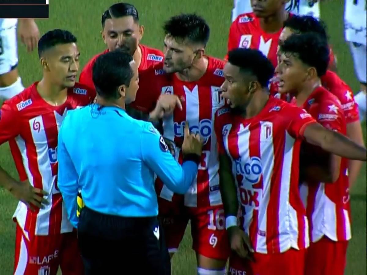 Los jugadores del Real Estelí se fueron encima de Selvin Brown tras pitar el penal a favor del Alajuelense.