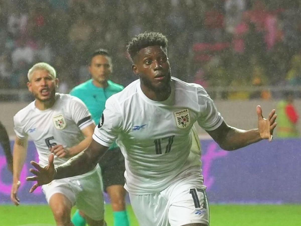 José Fajardo festejando su gol que dio el triunfo a Panamá.