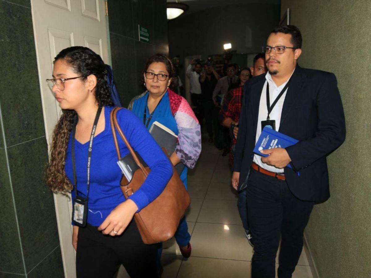 Simpatizantes liberales y nacionalistas se unen en apoyo a las consejeras del CNE