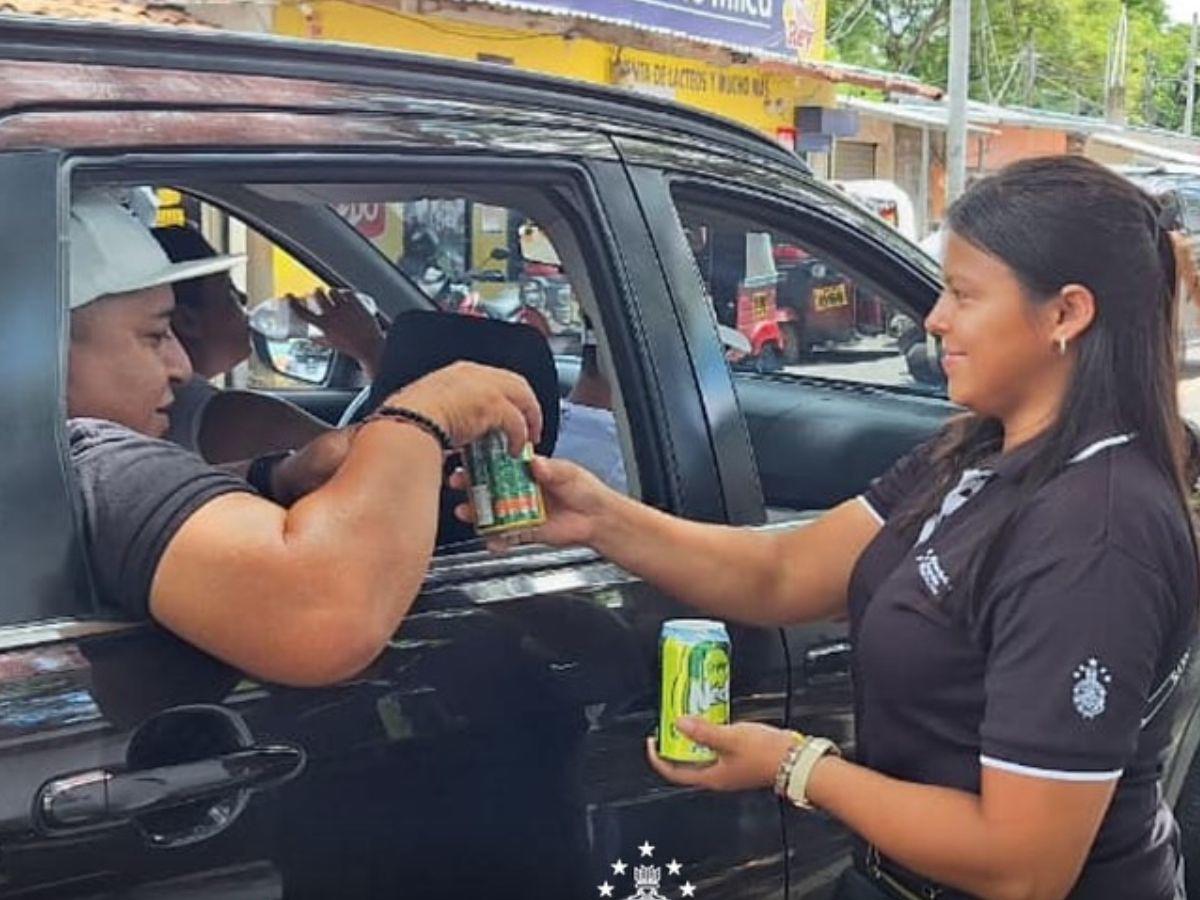 Honduras entrega bebidas a quienes transitan hacia El Salvador pese a roce por comunicado