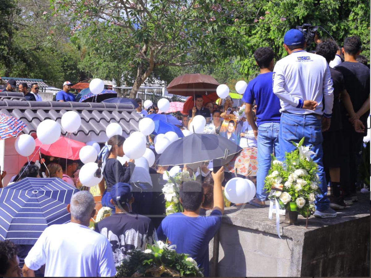 Te fuiste, doña Mecha”: fotos desgarradoras del sepelio de Hernán Martínez
