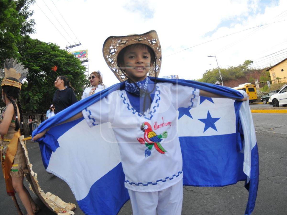 Los pequeños que se robaron las miradas con su encanto en los desfiles patrios
