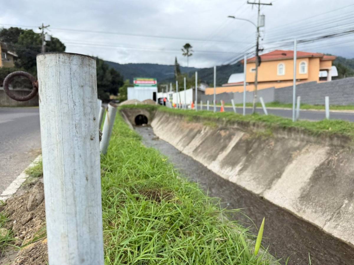 Para evitar otra tragedia: construyen muro perimetral en canal Los Arcos de SPS