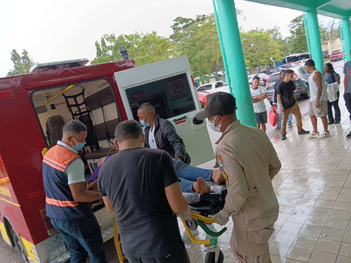 Varios heridos tras accidente de bus y mototaxi en Atlántida