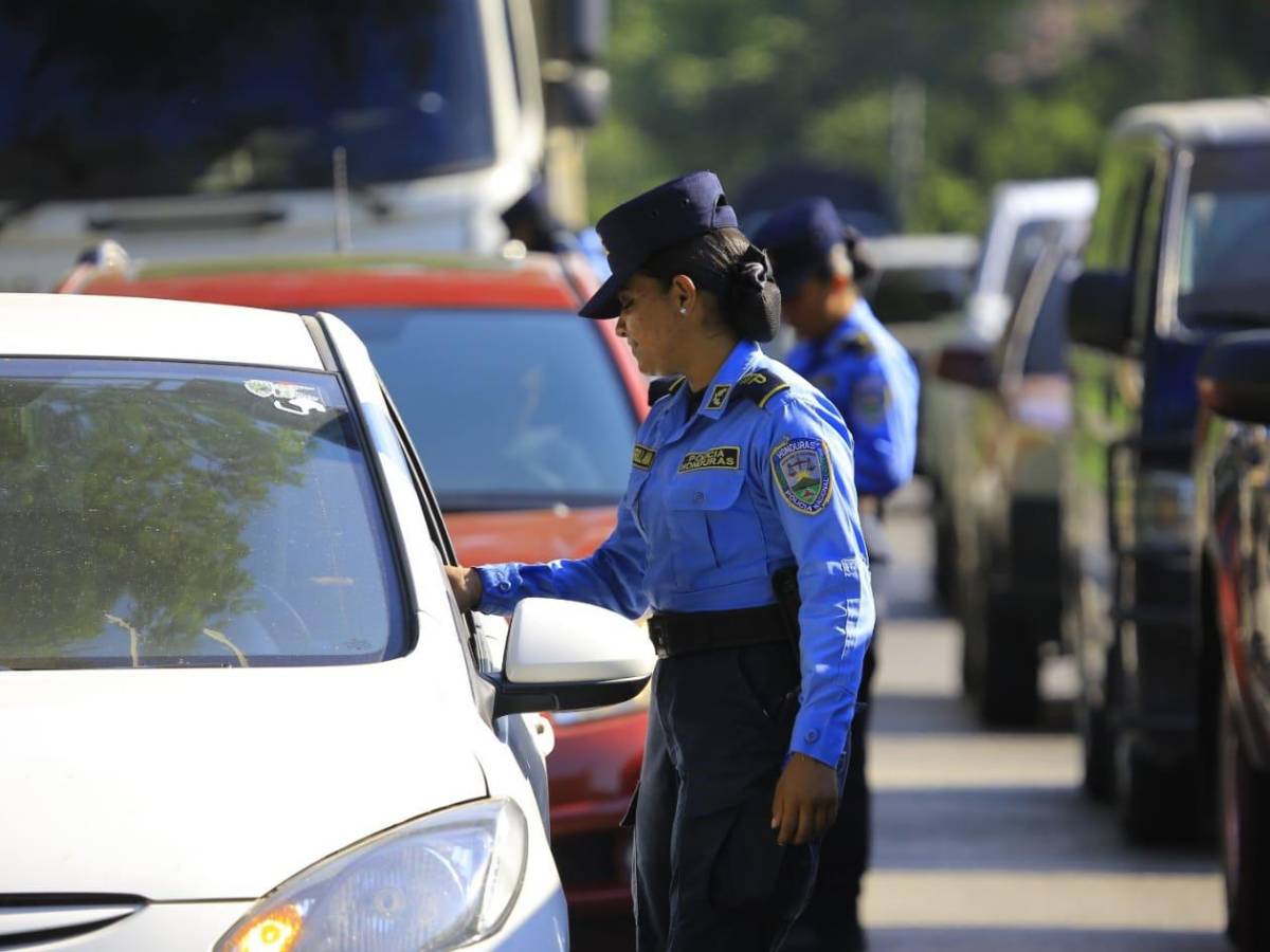 Estos son sus derechos si es detenido en un retén policial