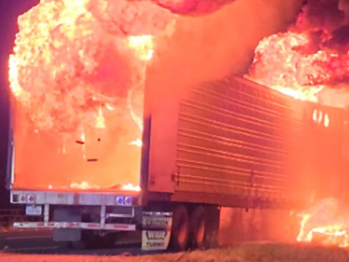 Rescatan a 39 migrantes de tráiler en llamas tras persecución policial en Texas