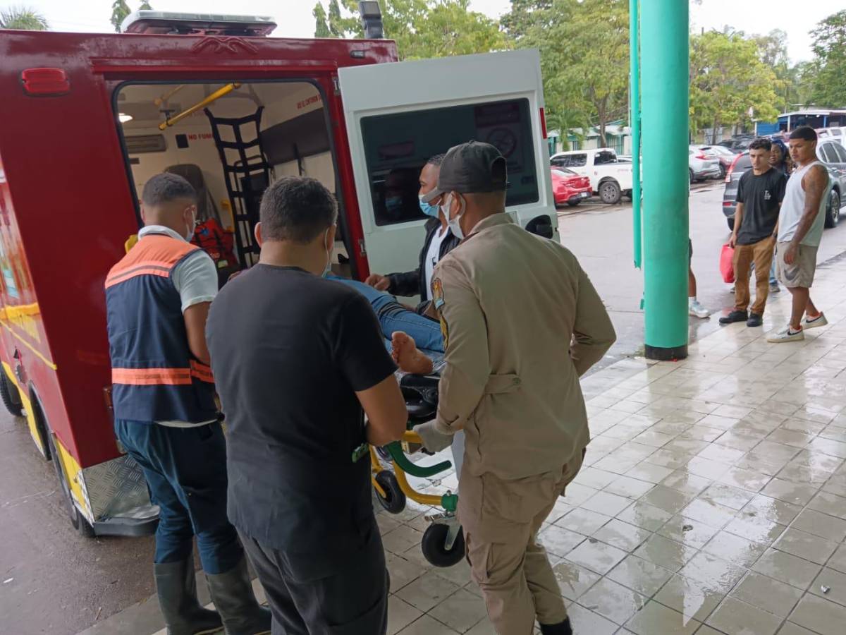 Varios heridos tras accidente de bus y mototaxi en Atlántida