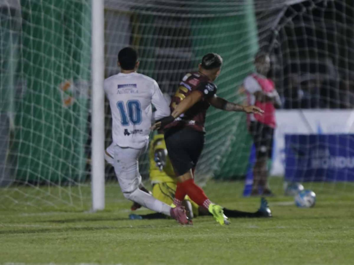 Erick Puerto llora tras su póker, locura en Choloma y fan más sexy del Platense