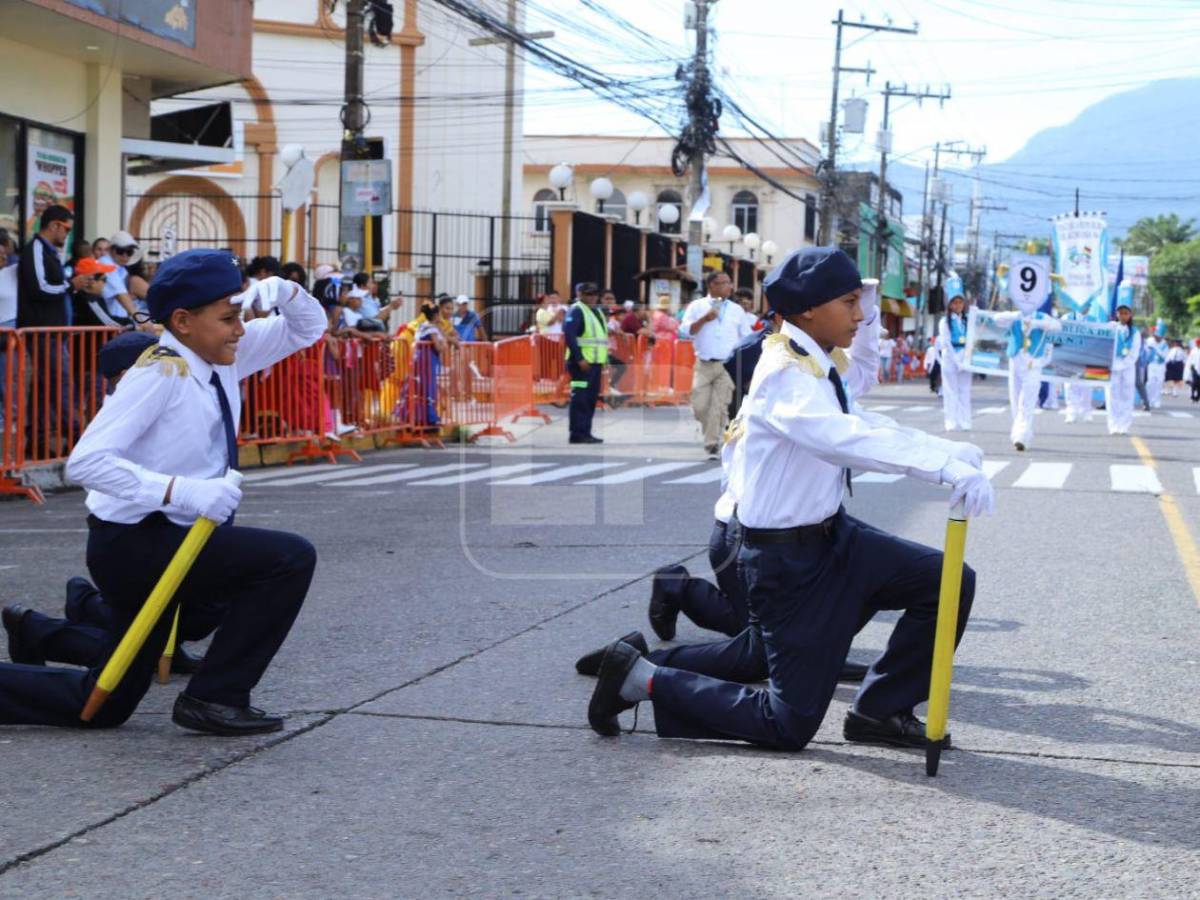 Fervor patrio en La Ceiba: los niños rinden honor con colorido desfile
