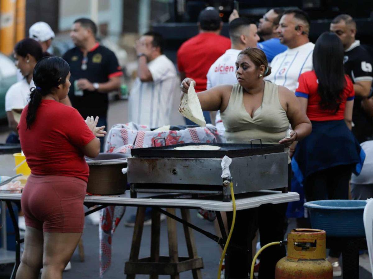 Show de la Ultra Fiel,chicas sensación de Olimpia y llenazo en el Chelato Uclés