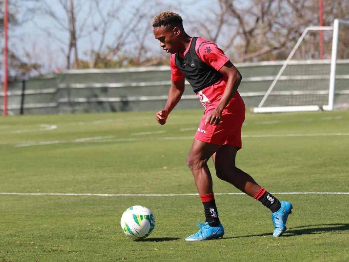 Pide salir del Olimpia, de exótico país a Honduras y cambia de club en Europa