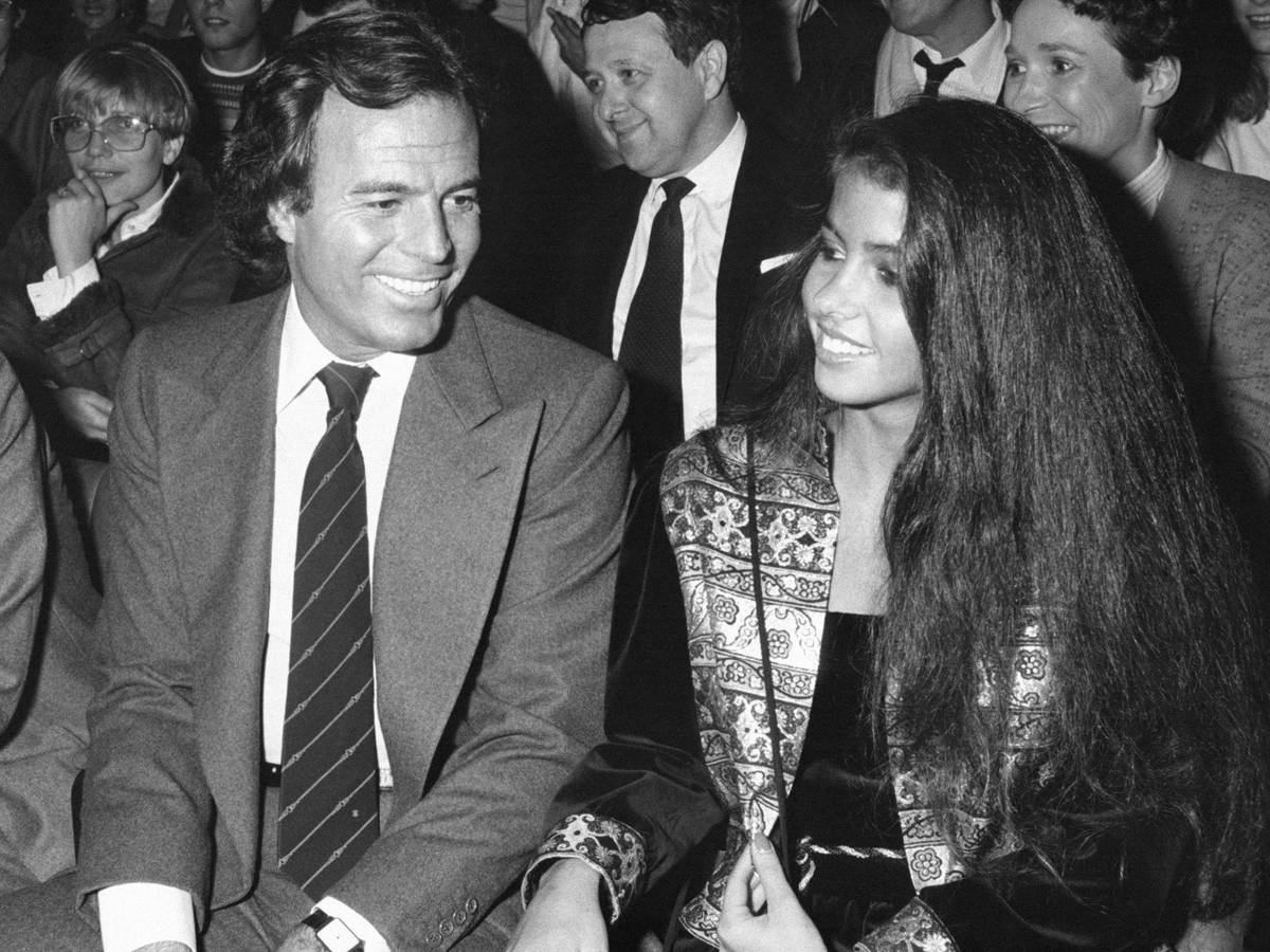 La expareja de Julio Iglesias pasa de víctima a defensora