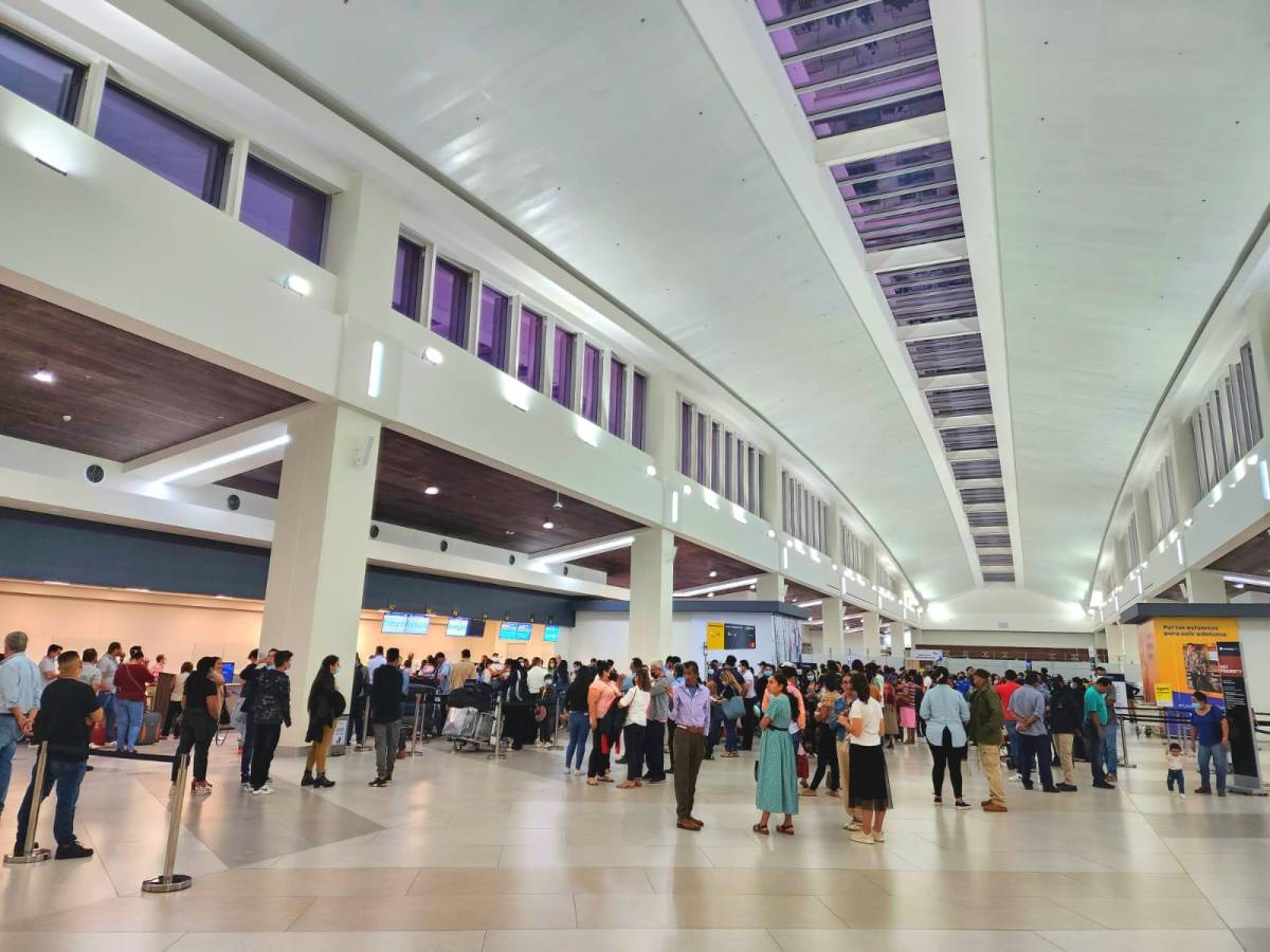 Cientos de pasajeros transitan diariamente por el aeropuerto de Palmerola