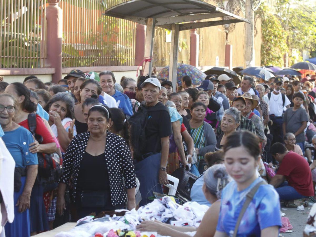 Entrega de bono familiar termina en caos y disparos en escuela de San Pedro Sula