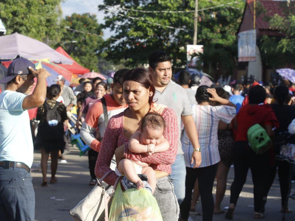 Entrega de bono familiar termina en caos y disparos en escuela de San Pedro Sula