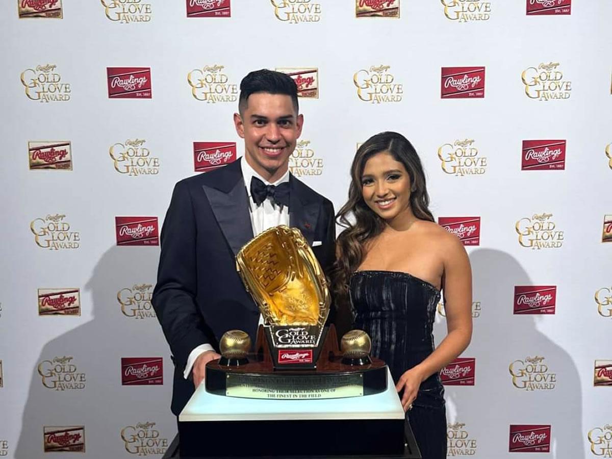 ¡Orgullo catracho! Mauricio Dubón recibe su Guante de Oro