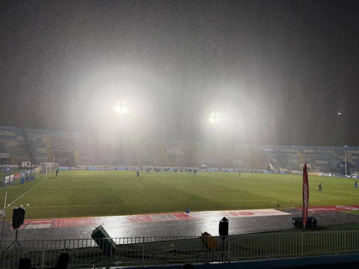 Bellas chicas cautivan, show del DT de Motagua y la fuerte lluvia en el Olimpia - Olancho