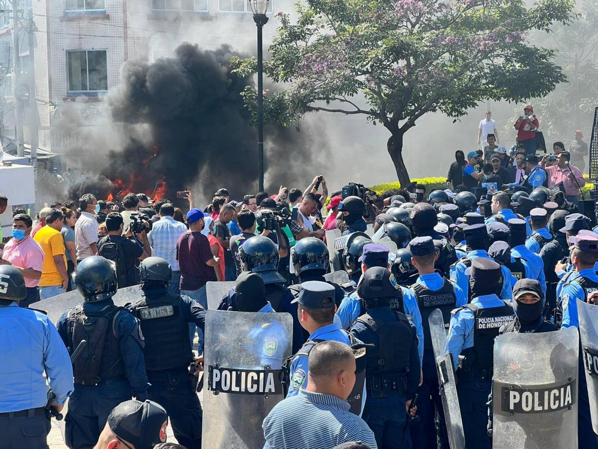 Las manifestaciones continuaban al filo del mediodía en San Pedro Sula.