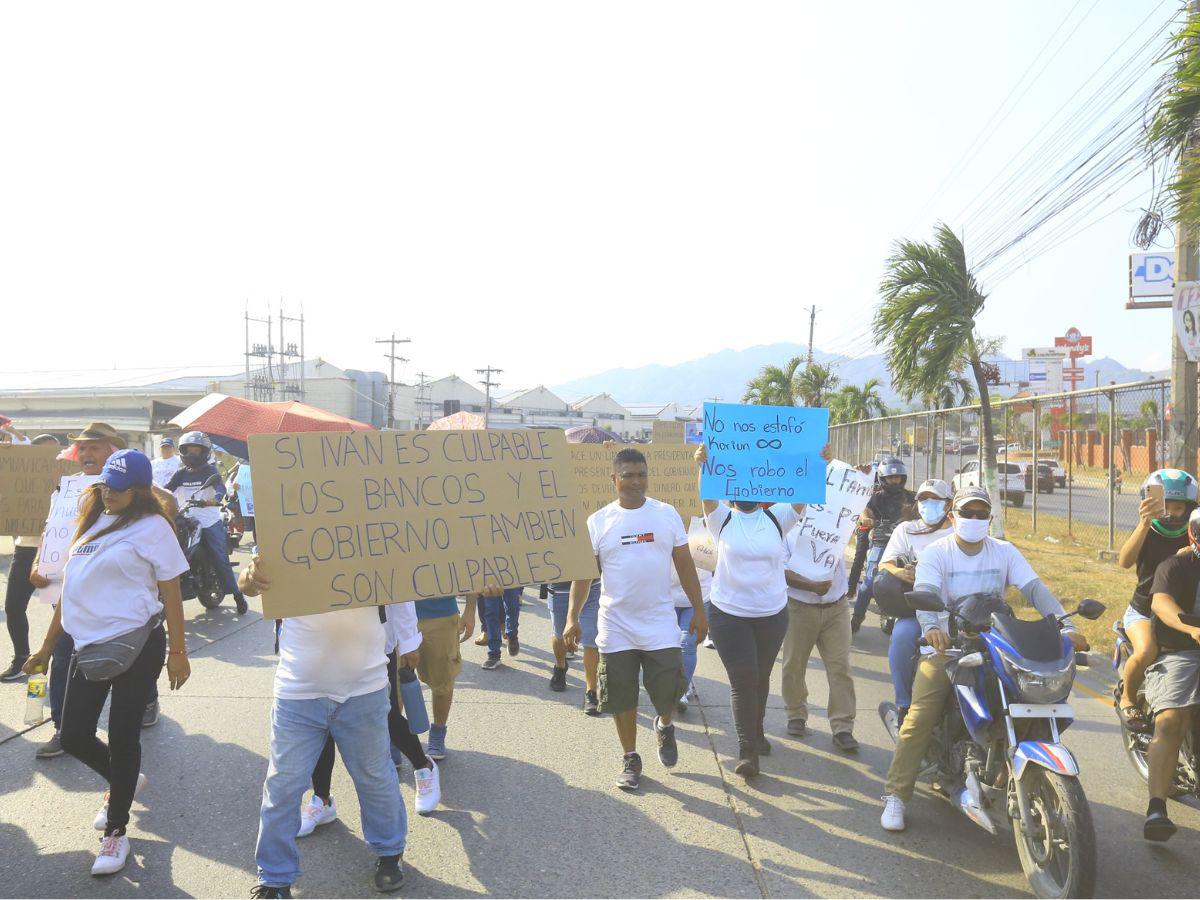 Pancartas, bocinas y gritos: así protestaron los socios de Koriun en Choloma