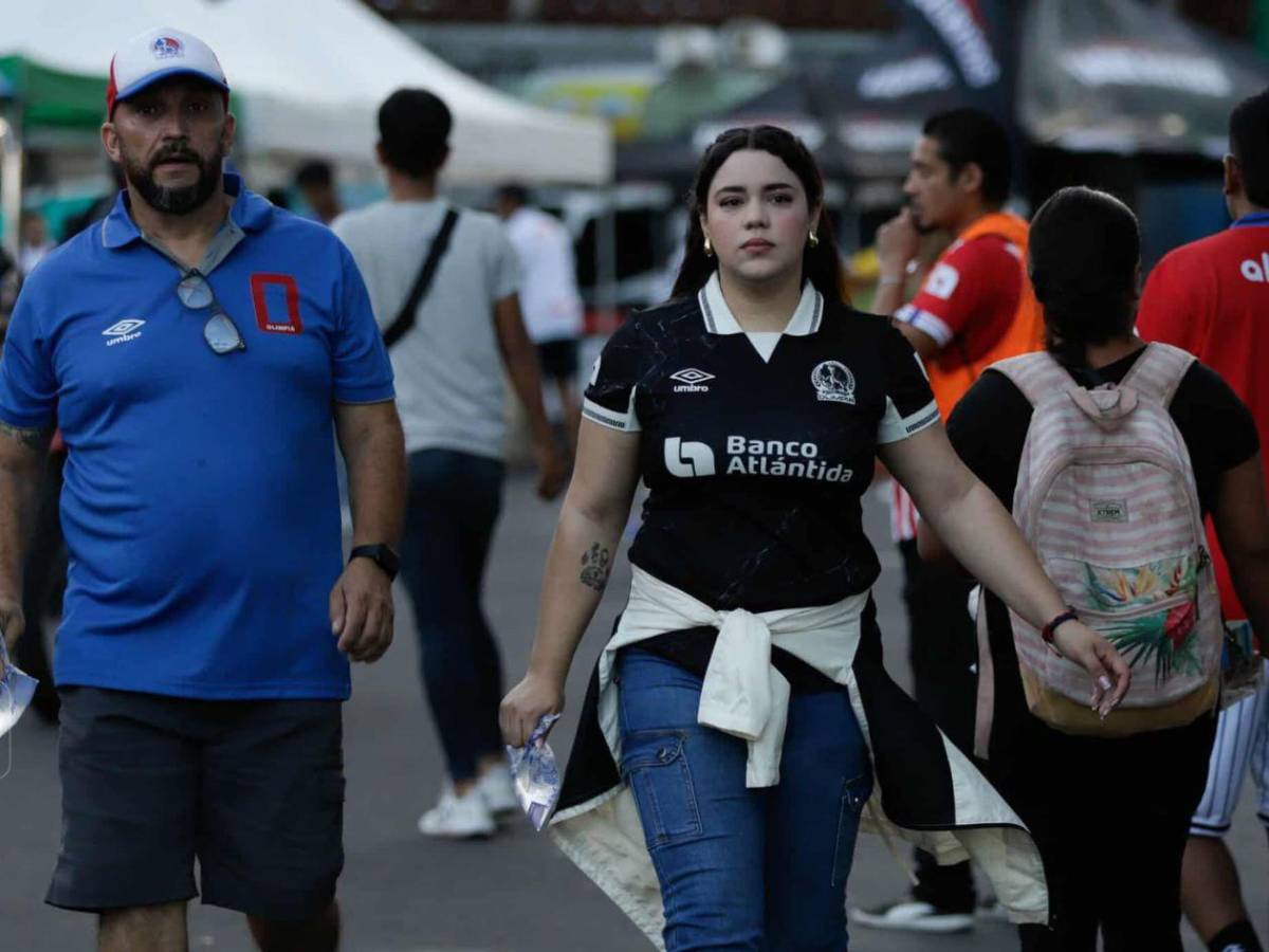 Show de la Ultra Fiel,chicas sensación de Olimpia y llenazo en el Chelato Uclés